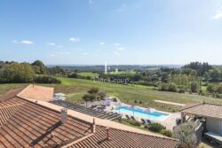 Maison contemporaine proche de Sarlat photographiée par Jean-Luc Renouil photographe immobilier et pilote de drone en Dordogne.