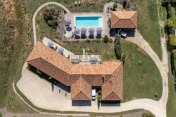 Maison contemporaine proche de Sarlat photographiée par Jean-Luc Renouil photographe immobilier et pilote de drone en Dordogne.