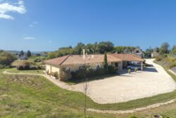 Maison contemporaine proche de Sarlat photographiée par Jean-Luc Renouil photographe immobilier et pilote de drone en Dordogne.
