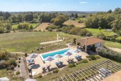 Maison contemporaine proche de Sarlat photographiée par Jean-Luc Renouil photographe immobilier et pilote de drone en Dordogne.