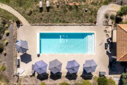 Maison contemporaine proche de Sarlat photographiée par Jean-Luc Renouil photographe immobilier et pilote de drone en Dordogne.