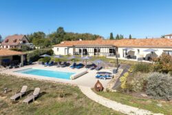 Maison contemporaine proche de Sarlat photographiée par Jean-Luc Renouil photographe immobilier et pilote de drone en Dordogne.