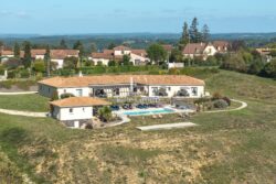 Maison contemporaine proche de Sarlat photographiée par Jean-Luc Renouil photographe immobilier et pilote de drone en Dordogne.
