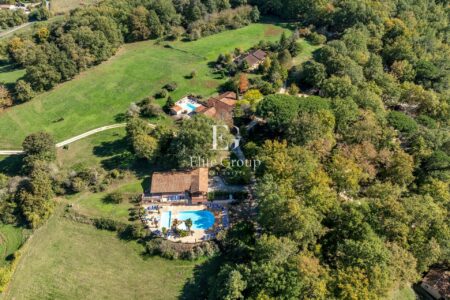 Complexe de tourisme à Larzac photographié par Jean-Luc Renouil, photographe immobilier et pilote de drone en Dordogne.