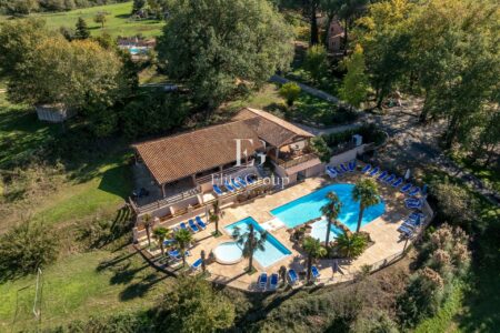 Complexe de tourisme à Larzac photographié par Jean-Luc Renouil, photographe immobilier et pilote de drone en Dordogne.