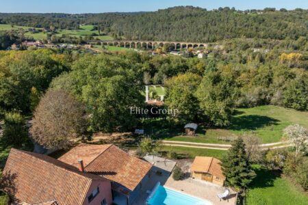Complexe de tourisme à Larzac photographié par Jean-Luc Renouil, photographe immobilier et pilote de drone en Dordogne.