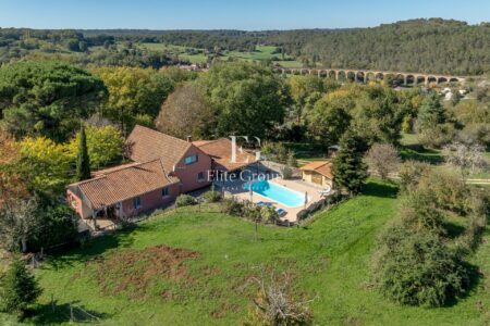 Complexe de tourisme à Larzac photographié par Jean-Luc Renouil, photographe immobilier et pilote de drone en Dordogne.