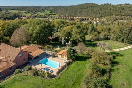 Complexe de tourisme à Larzac photographié par Jean-Luc Renouil, photographe immobilier et pilote de drone en Dordogne.