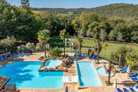 Complexe de tourisme à Larzac photographié par Jean-Luc Renouil, photographe immobilier et pilote de drone en Dordogne.