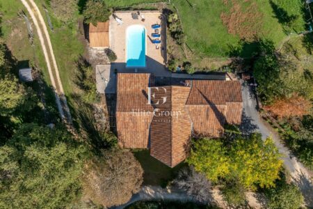 Complexe de tourisme à Larzac photographié par Jean-Luc Renouil, photographe immobilier et pilote de drone en Dordogne.