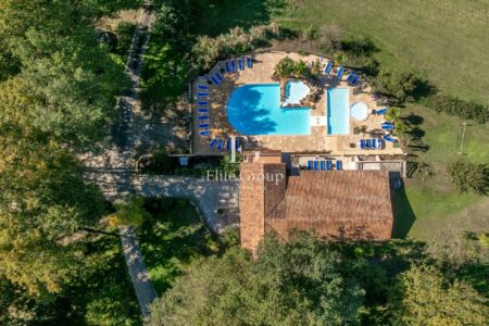 Complexe de tourisme à Larzac photographié par Jean-Luc Renouil, photographe immobilier et pilote de drone en Dordogne.