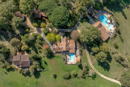 Complexe de tourisme à Larzac photographié par Jean-Luc Renouil, photographe immobilier et pilote de drone en Dordogne.
