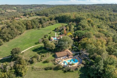 Complexe de tourisme à Larzac photographié par Jean-Luc Renouil, photographe immobilier et pilote de drone en Dordogne.