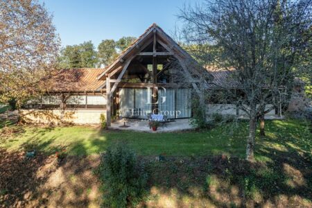 Complexe de tourisme à Larzac photographié par Jean-Luc Renouil, photographe immobilier et pilote de drone en Dordogne.