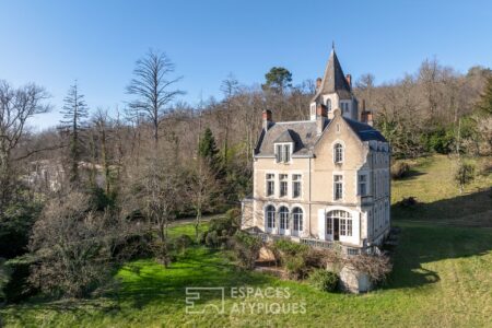 Demeure châtelaine à Chancelade photographiée par Jean-Luc Renouil, photographe et pilote de drone en Dordogne.