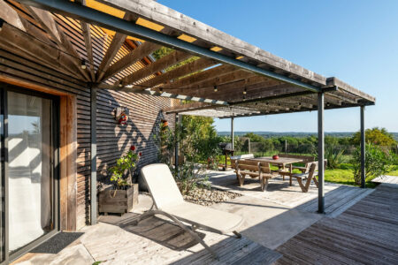 Maison en bois à Couze-Saint-Front photographiée par Jean-Luc Renouil, photographe et pilote de drone en Dordogne.
