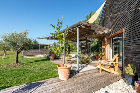 Maison en bois à Couze-Saint-Front photographiée par Jean-Luc Renouil, photographe et pilote de drone en Dordogne.