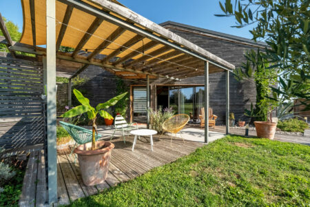 Maison en bois à Couze-Saint-Front photographiée par Jean-Luc Renouil, photographe et pilote de drone en Dordogne.