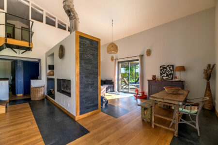 Maison en bois à Couze-Saint-Front photographiée par Jean-Luc Renouil, photographe et pilote de drone en Dordogne.