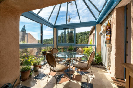 Maison atypique à Rouffignac photographiée par Jean-Luc Renouil, photographe immobilier et pilote de drone en Dordogne.