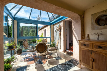 Maison atypique à Rouffignac photographiée par Jean-Luc Renouil, photographe immobilier et pilote de drone en Dordogne.