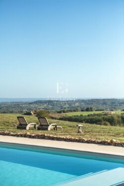 Maison contemporaine proche de Sarlat photographiée par Jean-Luc Renouil photographe immobilier et pilote de drone en Dordogne.