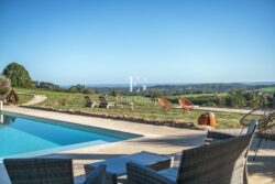 Maison contemporaine proche de Sarlat photographiée par Jean-Luc Renouil photographe immobilier et pilote de drone en Dordogne.