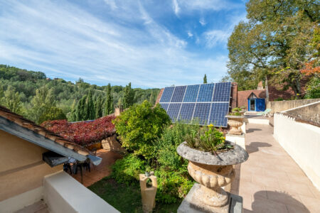 Maison atypique à Rouffignac photographiée par Jean-Luc Renouil, photographe immobilier et pilote de drone en Dordogne.