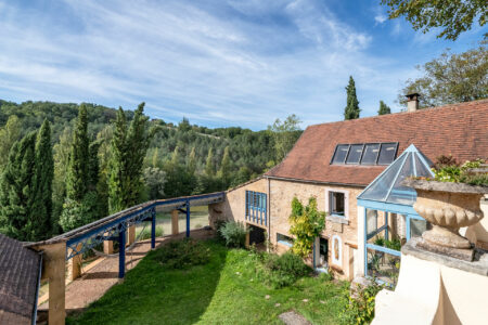 Maison atypique à Rouffignac photographiée par Jean-Luc Renouil, photographe immobilier et pilote de drone en Dordogne.