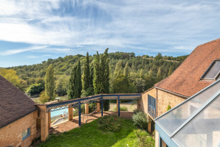 Maison atypique à Rouffignac photographiée par Jean-Luc Renouil, photographe immobilier et pilote de drone en Dordogne.