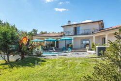 Superbe villa contemporaine photographiée par Jean-Luc Renouil, photographe immobilier et pilote de drone en Dordogne