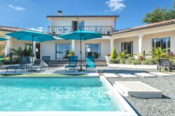 Superbe villa contemporaine photographiée par Jean-Luc Renouil, photographe immobilier et pilote de drone en Dordogne