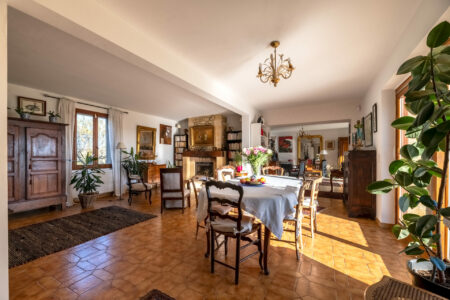 Maison périgourdine contemporaine photographiée pour LEGGETT par Jean-Luc Renouil, photographe immobilier et pilote de drone en Dordogne.