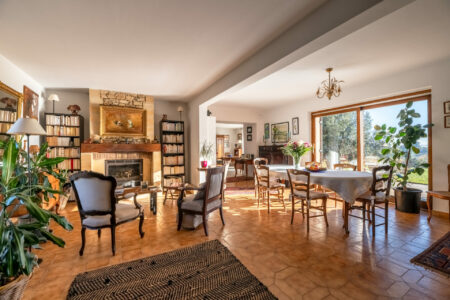 Maison périgourdine contemporaine photographiée pour LEGGETT par Jean-Luc Renouil, photographe immobilier et pilote de drone en Dordogne.