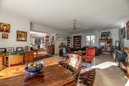 Maison périgourdine contemporaine photographiée pour LEGGETT par Jean-Luc Renouil, photographe immobilier et pilote de drone en Dordogne.