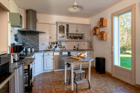 Maison périgourdine contemporaine photographiée pour LEGGETT par Jean-Luc Renouil, photographe immobilier et pilote de drone en Dordogne.