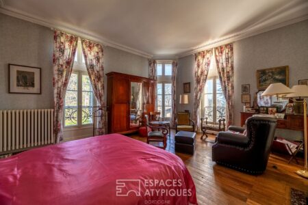 Demeure châtelaine à Chancelade photographiée par Jean-Luc Renouil, photographe et pilote de drone en Dordogne.