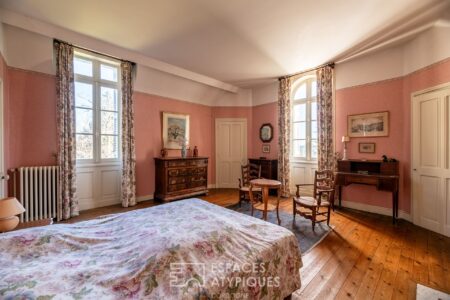 Demeure châtelaine à Chancelade photographiée par Jean-Luc Renouil, photographe et pilote de drone en Dordogne.