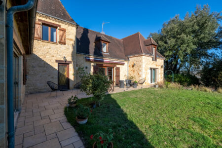 Maison périgourdine contemporaine photographiée pour LEGGETT par Jean-Luc Renouil, photographe immobilier et pilote de drone en Dordogne.
