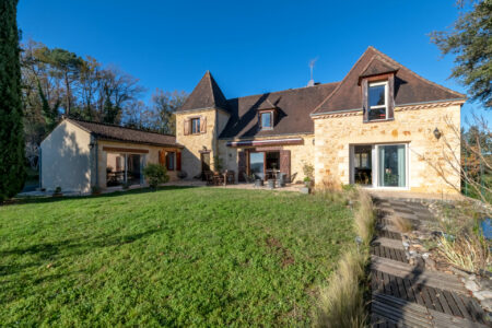 Maison périgourdine contemporaine photographiée pour LEGGETT par Jean-Luc Renouil, photographe immobilier et pilote de drone en Dordogne.