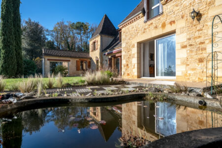 Maison périgourdine contemporaine photographiée pour LEGGETT par Jean-Luc Renouil, photographe immobilier et pilote de drone en Dordogne.