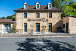 Restaurant le Grand Bleu de Sarlat la Canéda photographié par Jean-Luc Renouil, photographe immobilier et pilote de drone en Dordogne.