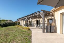 Maison contemporaine proche de Sarlat photographiée par Jean-Luc Renouil photographe immobilier et pilote de drone en Dordogne.