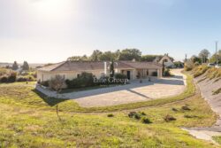 Maison contemporaine proche de Sarlat photographiée par Jean-Luc Renouil photographe immobilier et pilote de drone en Dordogne.