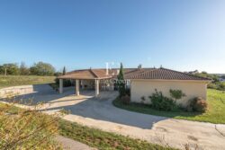 Maison contemporaine proche de Sarlat photographiée par Jean-Luc Renouil photographe immobilier et pilote de drone en Dordogne.