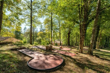 Complexe de tourisme à Larzac photographié par Jean-Luc Renouil, photographe immobilier et pilote de drone en Dordogne.