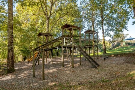 Complexe de tourisme à Larzac photographié par Jean-Luc Renouil, photographe immobilier et pilote de drone en Dordogne.