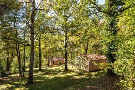 Complexe de tourisme à Larzac photographié par Jean-Luc Renouil, photographe immobilier et pilote de drone en Dordogne.