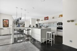 Villa contemporaine à Angoulême photographiée par Jean-Luc Renouil, photographe immobilier et pilote de drone en Dordogne.