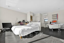 Chambre moderne avec baignoire élégante